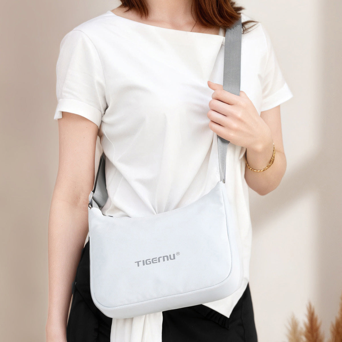 TIGERNU T-S81188 Sac à bandoulière compact 2 L compatible tablette multi-compartiments