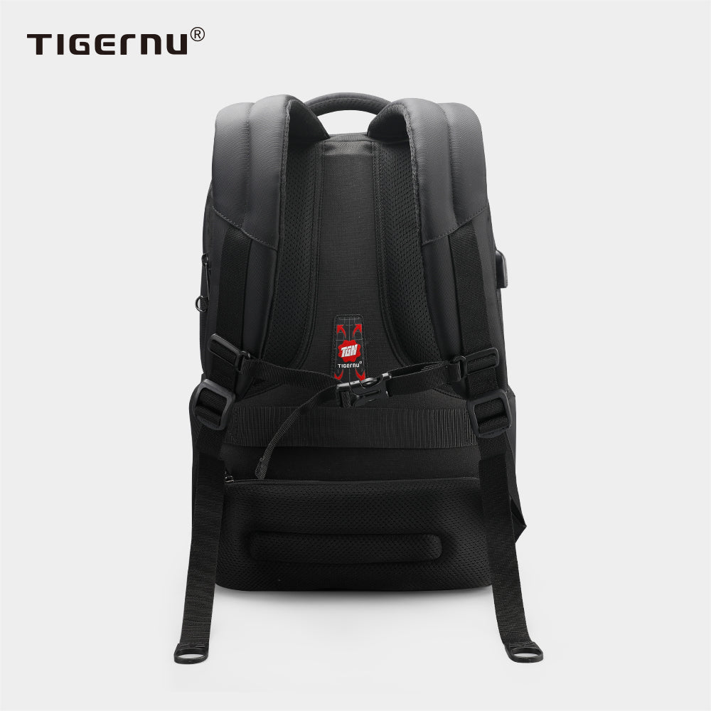 The back display of the black backpack model T-B3220