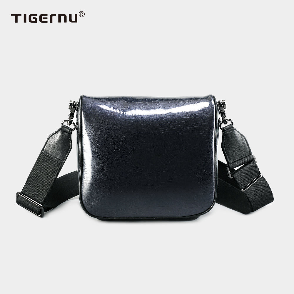 Back view of black leather shoulder bag model TGN1001